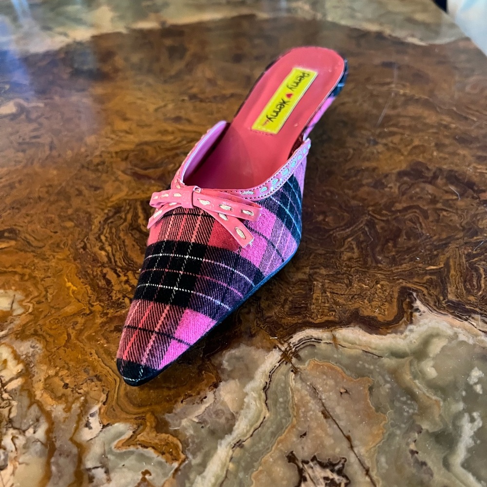 Penny Kenny NWB pink and black mules with kitten heel.
